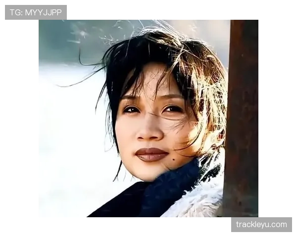 李娜发了张在家抱娃的照片，我就盯着她手上那块表看了三遍，哪来的光芒感？